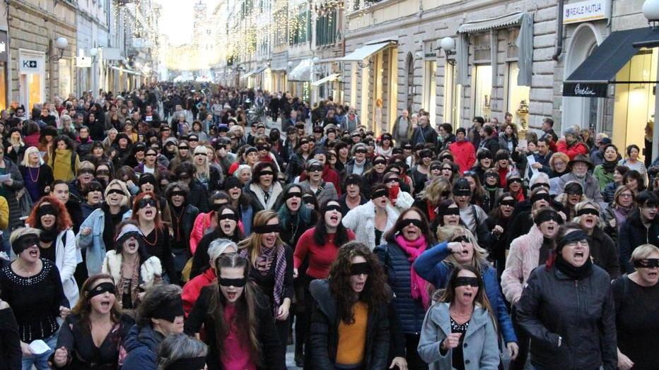 Le donne ballano contro la violenza e conquistano la folla dello shopping