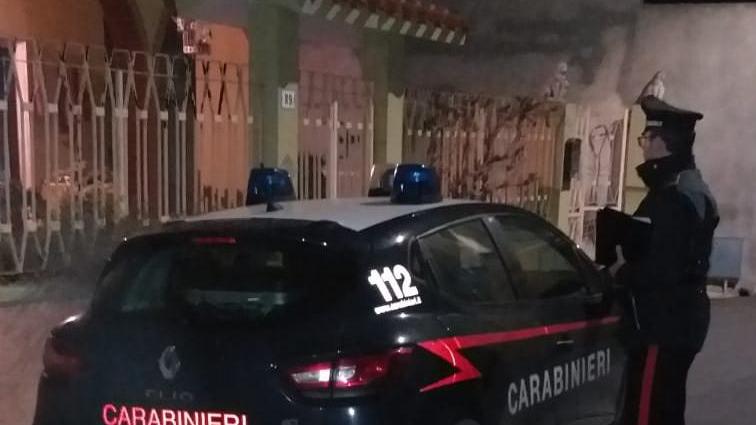 L'auto dei carabinieri davanti alla casa rapinata a Villasor