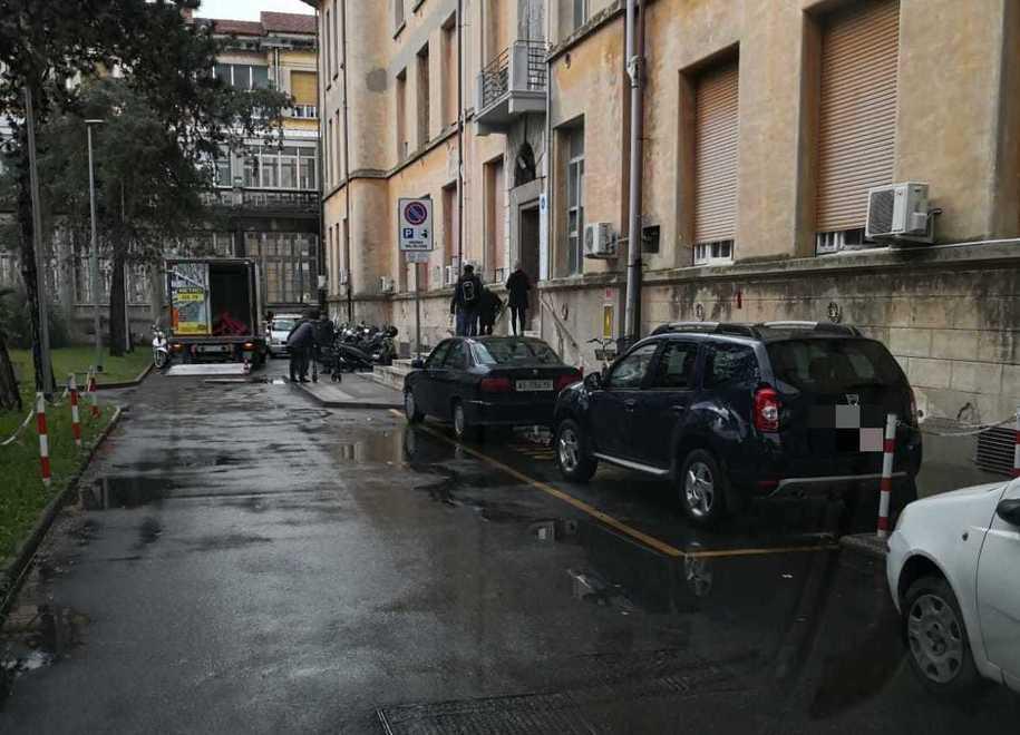La protesta degli autisti delle ambulanze: «Caos posteggi in ospedale, ecco di chi è la colpa» 