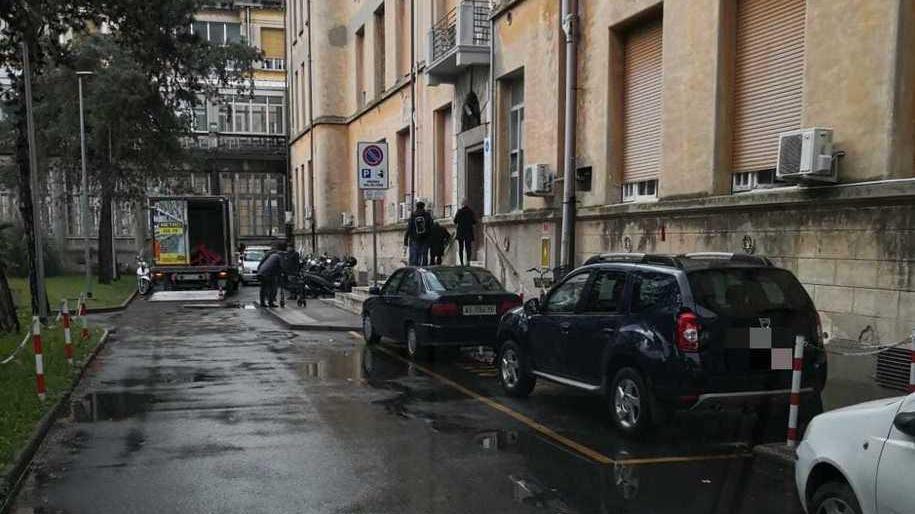 La protesta degli autisti delle ambulanze: «Caos posteggi in ospedale, ecco di chi è la colpa»