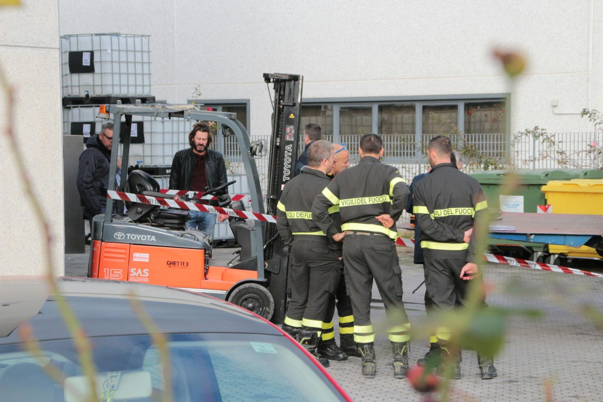 I vigili del fuoco e il muletto coinvolto nell'incidente