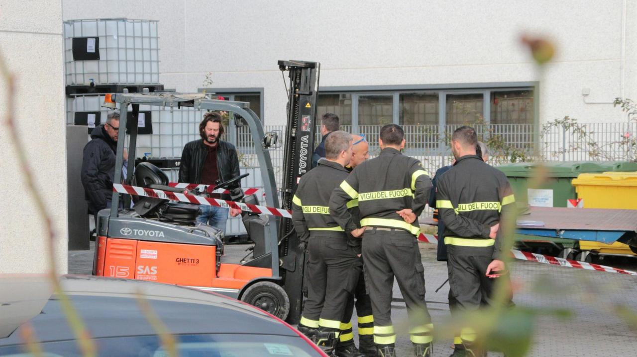 I vigili del fuoco e il muletto coinvolto nell'incidente