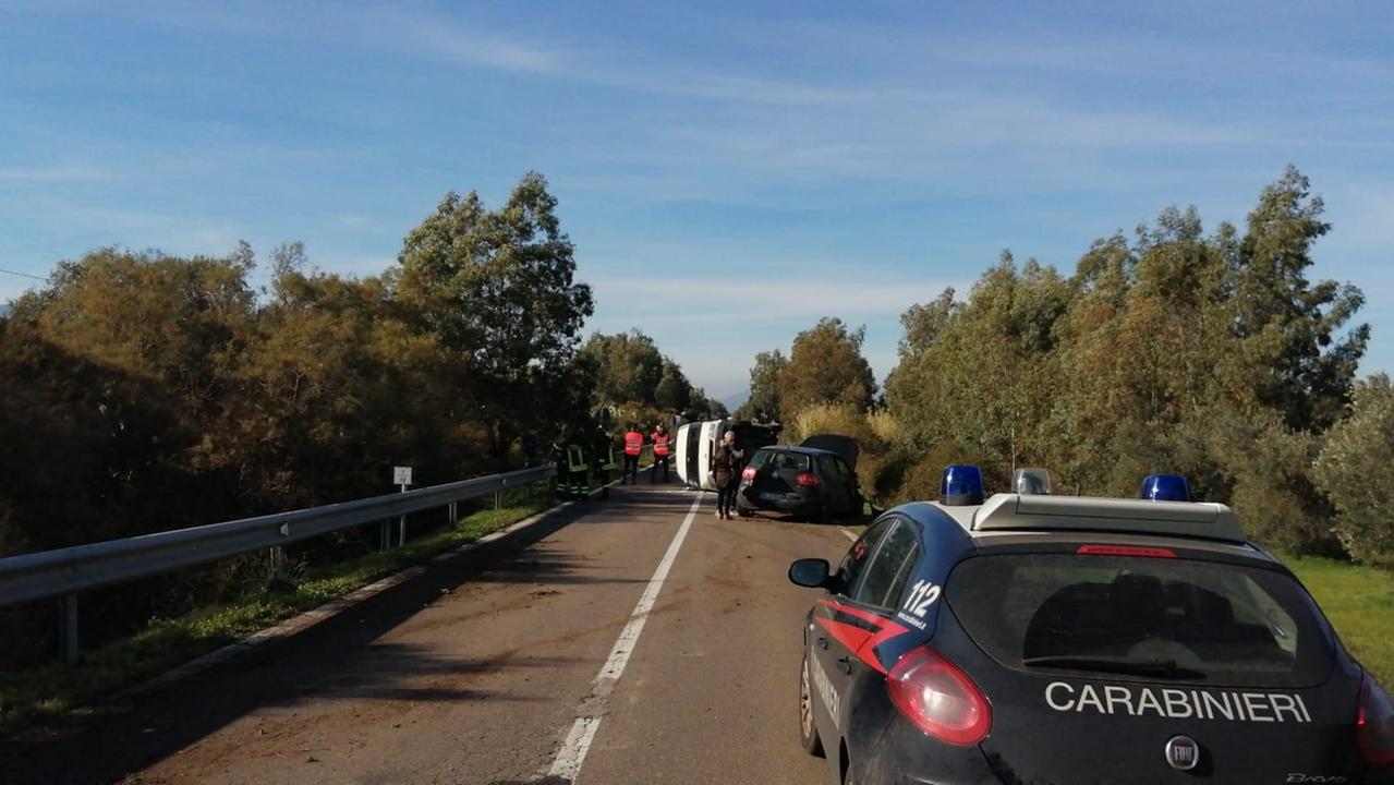 Auto contro furgone a Guspini, tre feriti