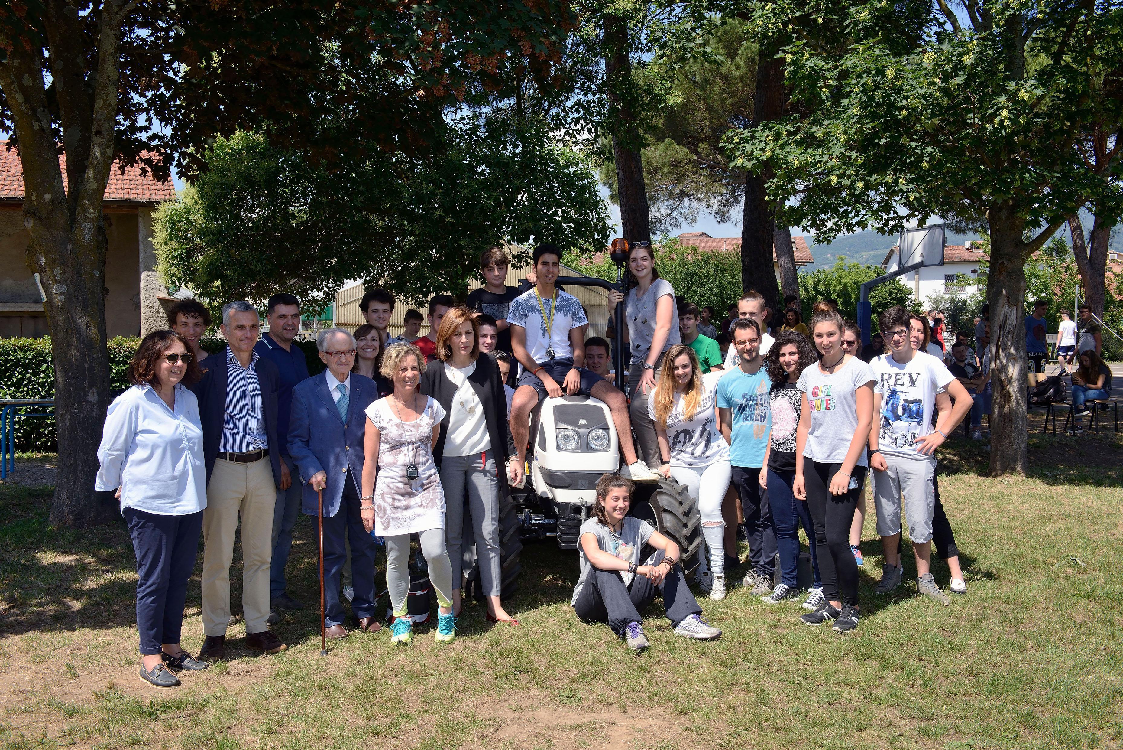 Il trattore al centro del progetto dell’istituto agrario (nella foto, studenti e dirigenti della scuola)