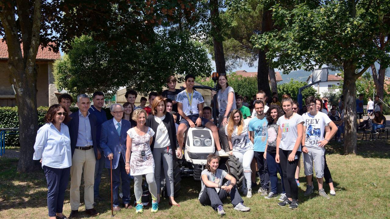 Il trattore al centro del progetto dell’istituto agrario (nella foto, studenti e dirigenti della scuola)