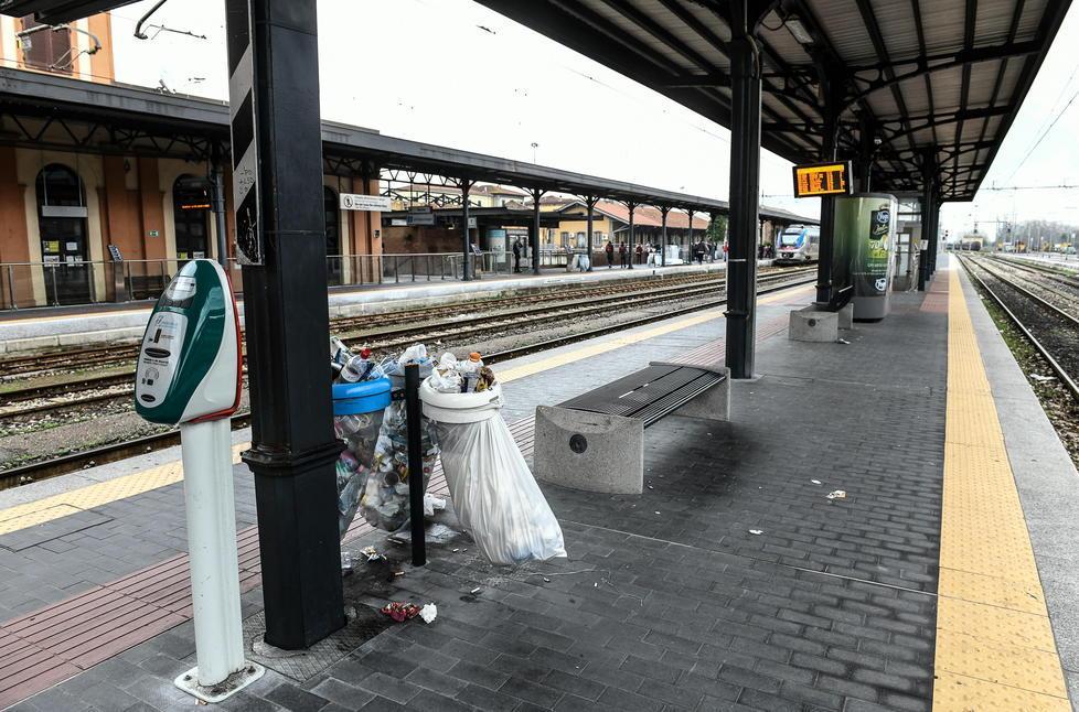 Senza stipendio gli addetti alle pulizie della stazione 