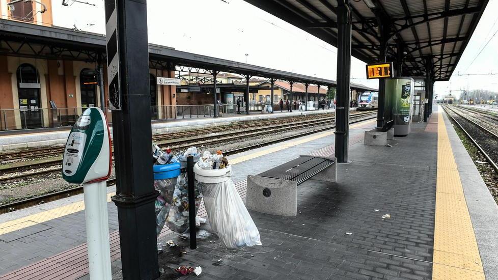 Senza stipendio gli addetti alle pulizie della stazione