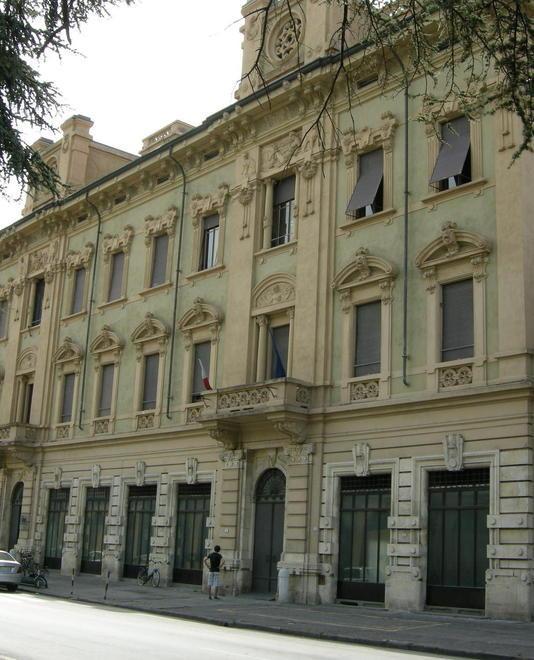 Entra a scuola e prende a calci la porta: «Non so dove dormire» 