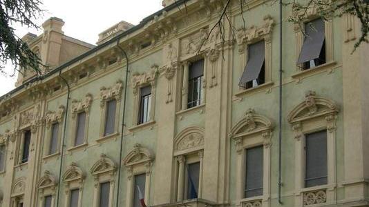 Entra a scuola e prende a calci la porta: «Non so dove dormire»