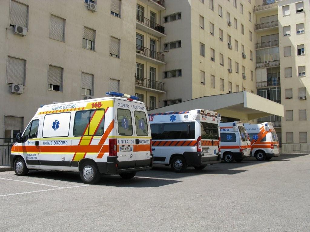 Volo di otto metri dal tetto, grave un 45enne ad Ardara