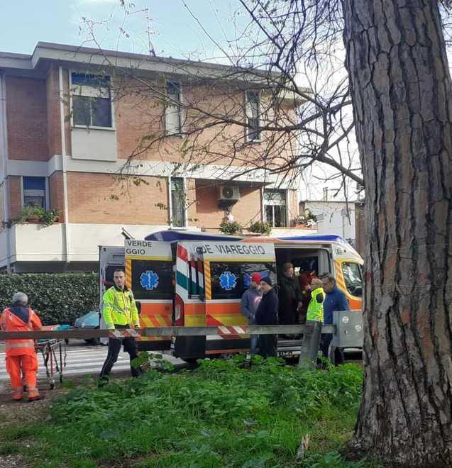 Scontro tra scooter ed auto: 73enne grave
