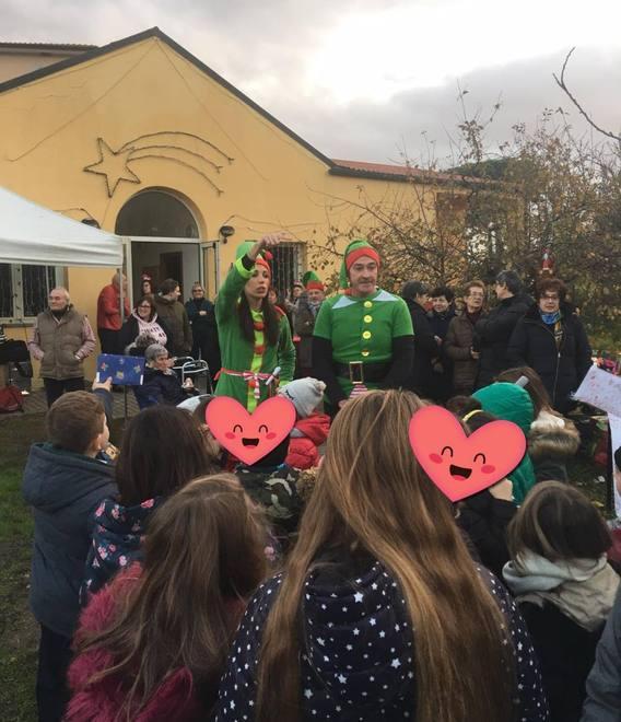Musica ed elfi accendono il Natale