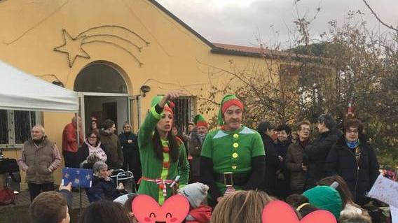 Musica ed elfi accendono il Natale