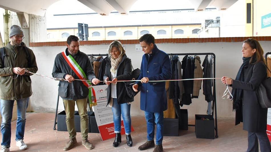 Un cappotto e una sciarpa per aiutare chi non ce la fa 