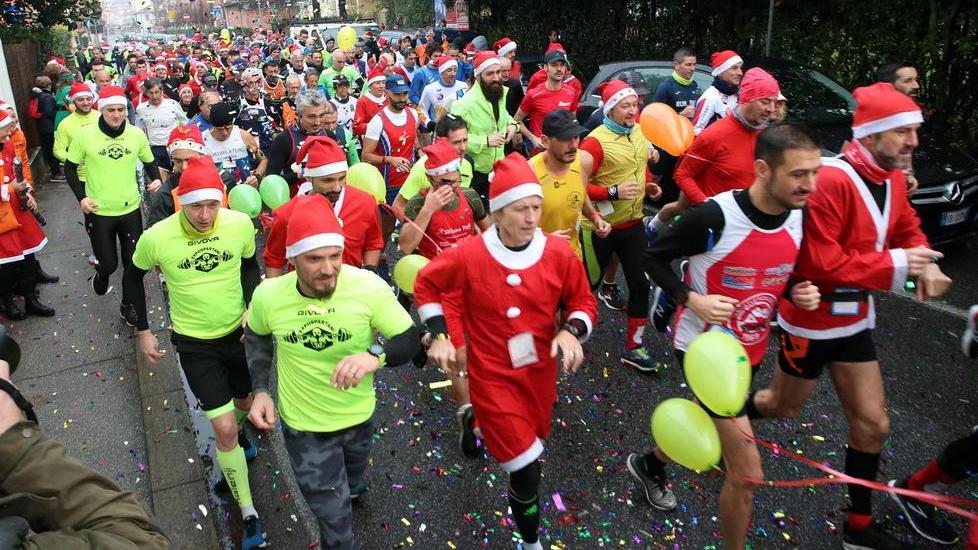 I Babbi Natale si scaldano per la consegna dei regali e dalla zona sud invadono la Montecatini termale