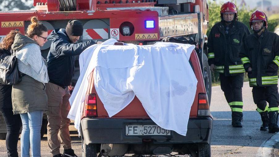 Con l’auto nel canale L’autopsia chiarirà le cause della morte