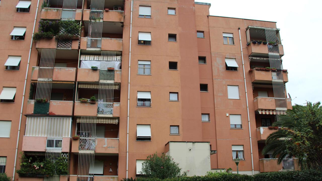 Ai domiciliari nella casa popolare occupata: i vigili che vanno a sfrattarlo restano beffati