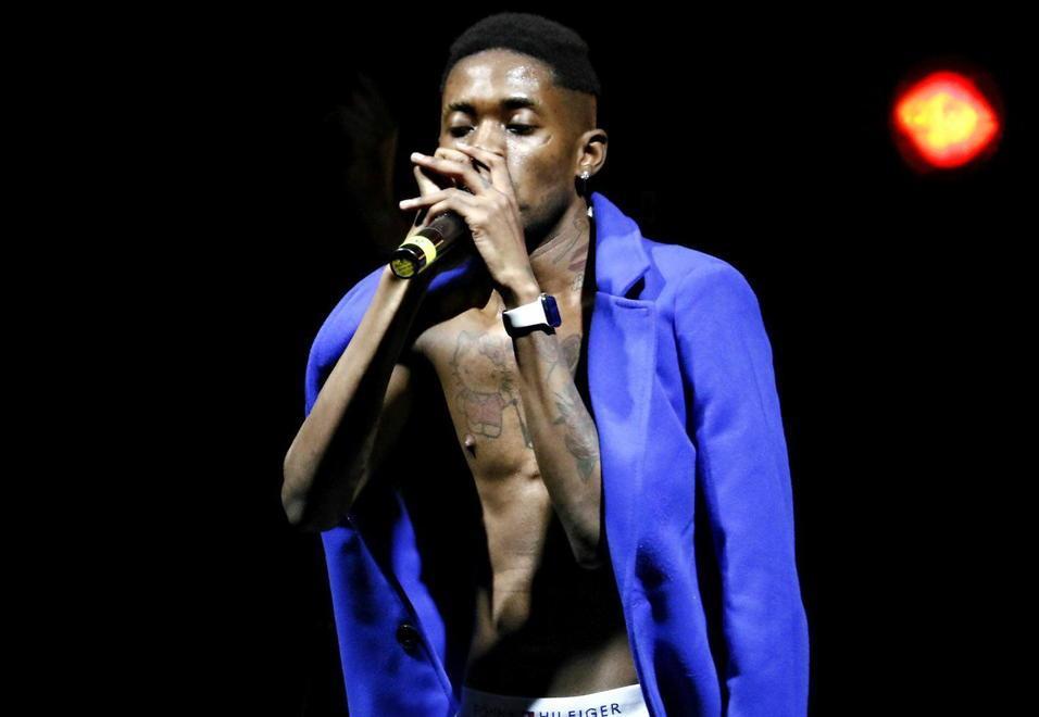 Il trapper Bello Figo in concerto a Livorno dopo il videoclip dello scandalo in aula 