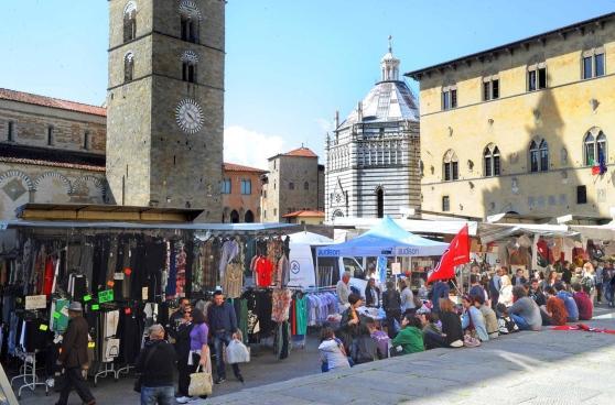 Il mercato in piazza Duomo
