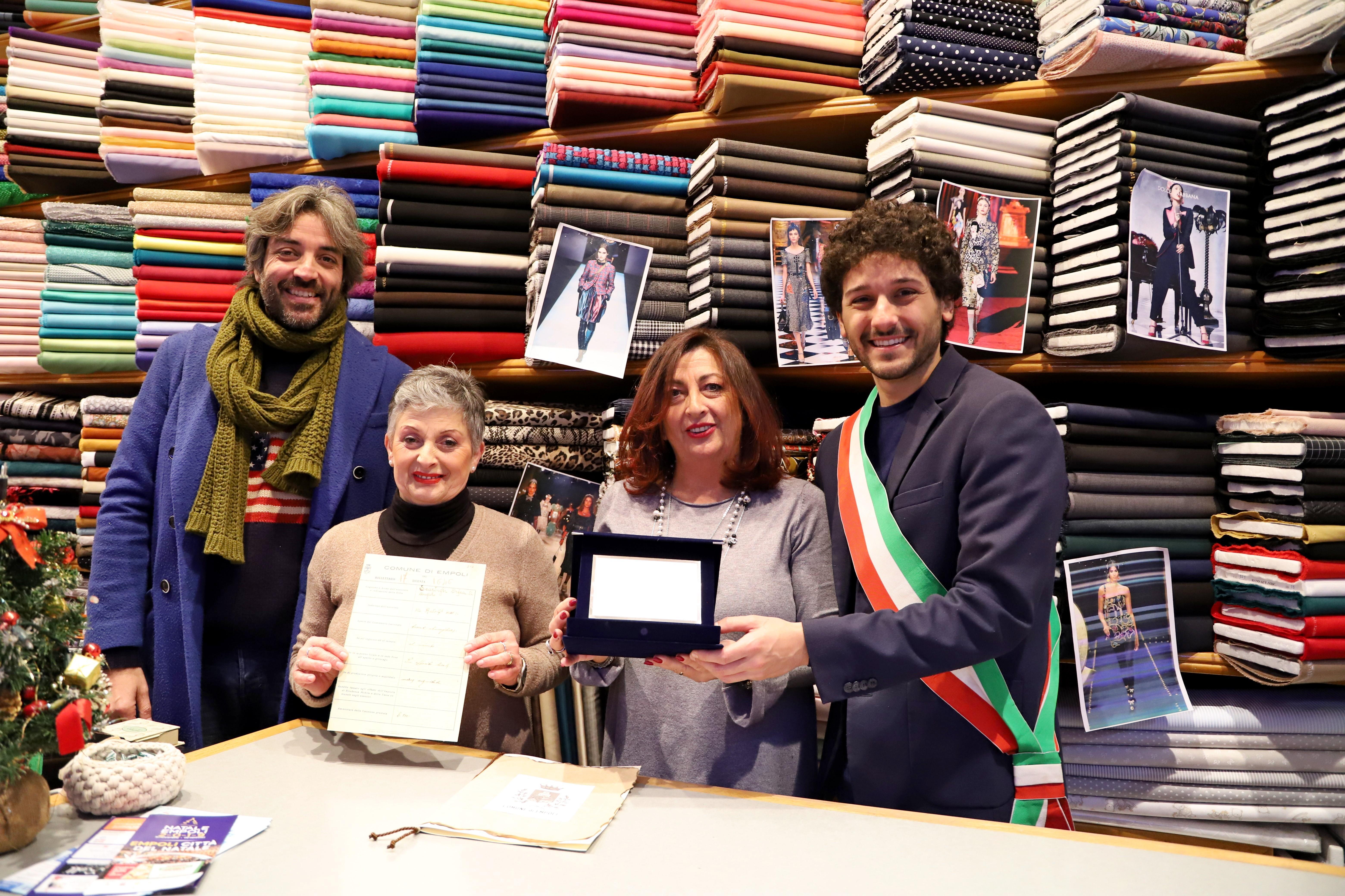 L’assessore Pellegrini e il vicesindaco Barsottini insieme alle sorelle Lorena e Stefania Menichetti del negozio Tessuti Orfea