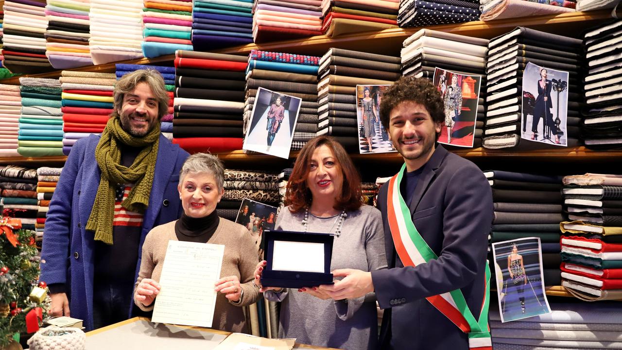 L’assessore Pellegrini e il vicesindaco Barsottini insieme alle sorelle Lorena e Stefania Menichetti del negozio Tessuti Orfea