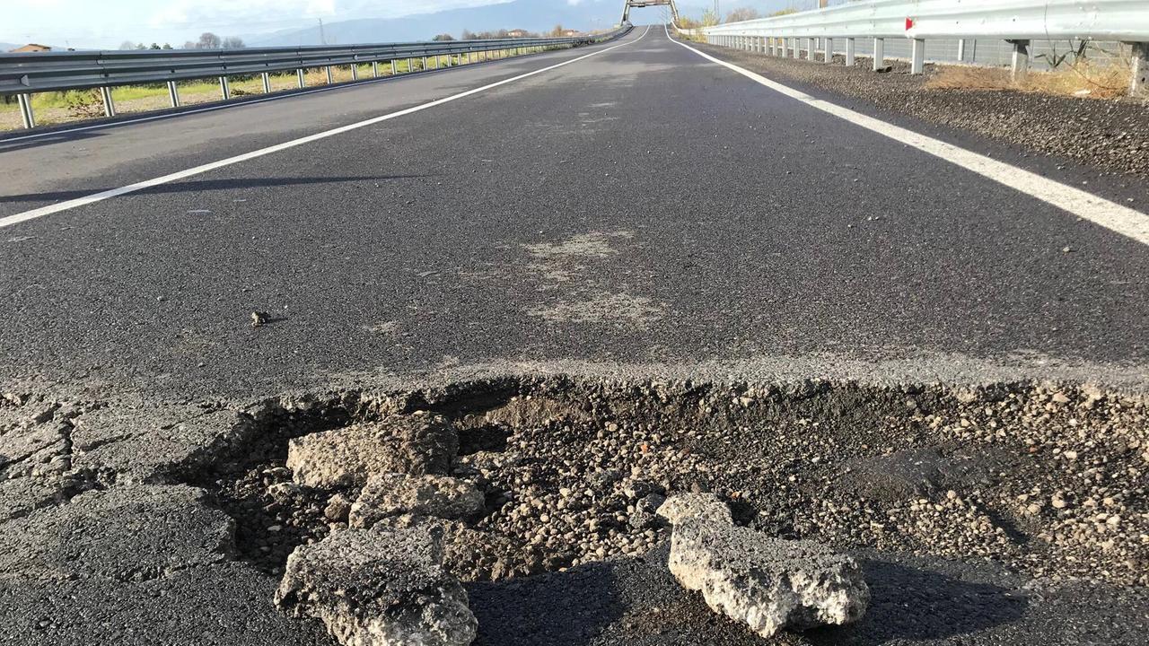 Le buche in via della Costituzione (foto Batavia)