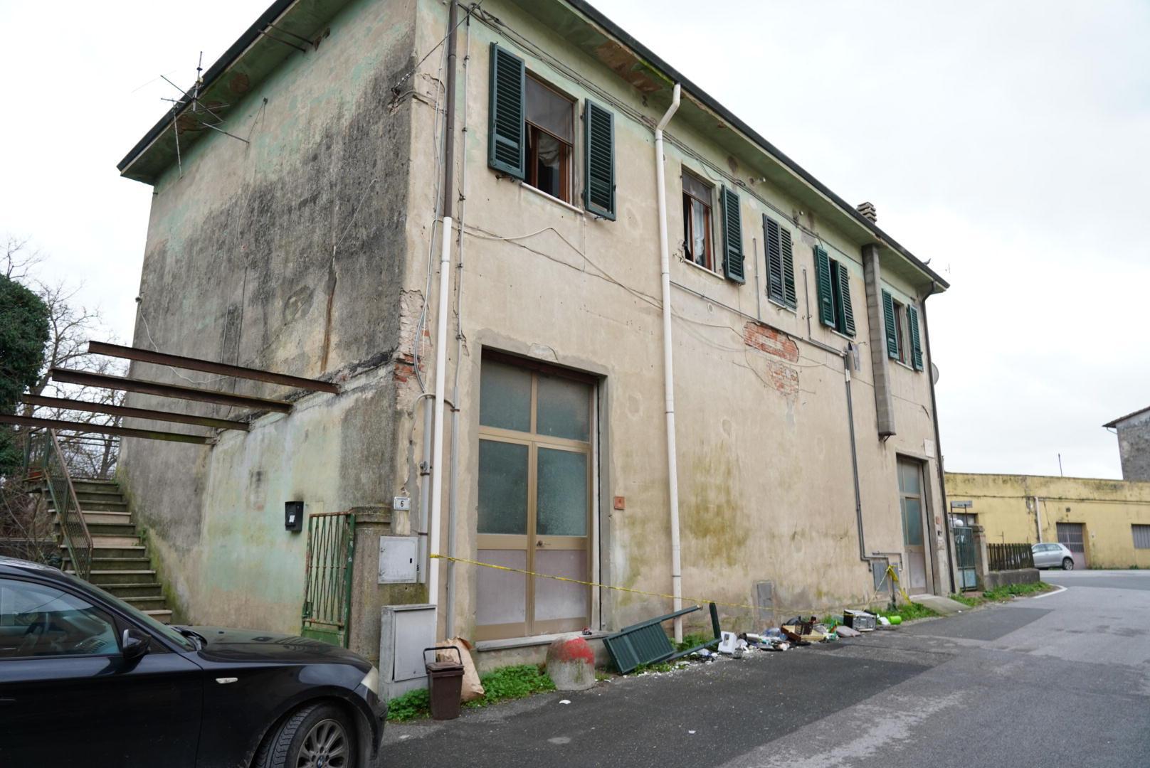 Notte di terrore in una casa: sequestra la moglie e minaccia di ucciderla. La follia in diretta Fb