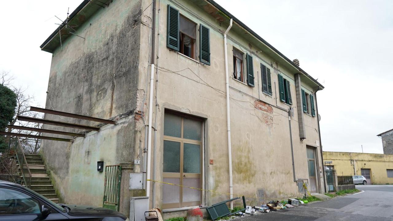 Notte di terrore in una casa: sequestra la moglie e minaccia di ucciderla. La follia in diretta Fb
