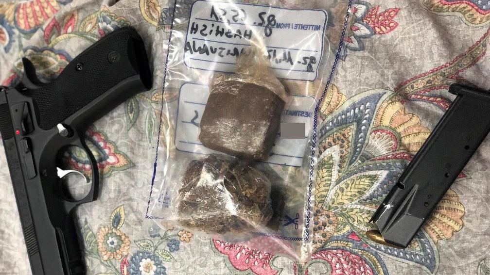 La pistola sequestrata dalla polizia insieme alla droga