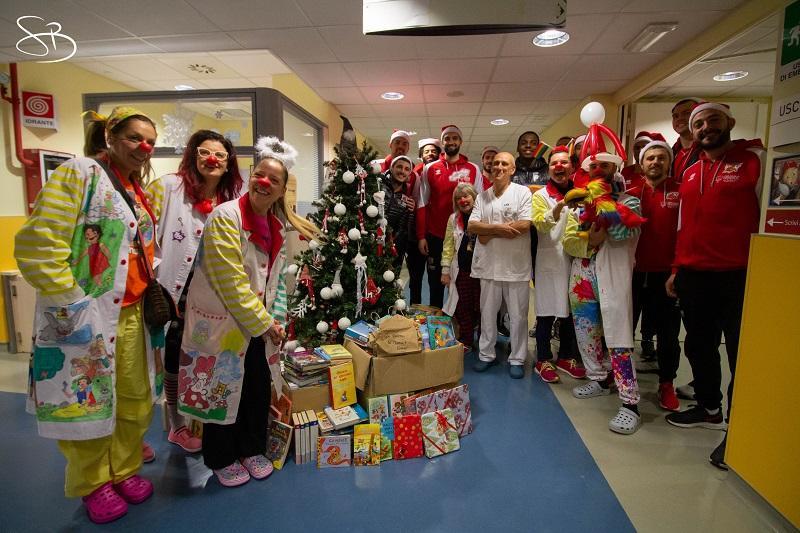 Pistoia Basket con i suoi giocatori dona 600 libri al reparto Pediatria del San Iacopo