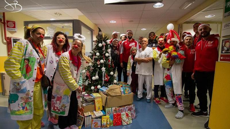 Pistoia Basket con i suoi giocatori dona 600 libri al reparto Pediatria del San Iacopo