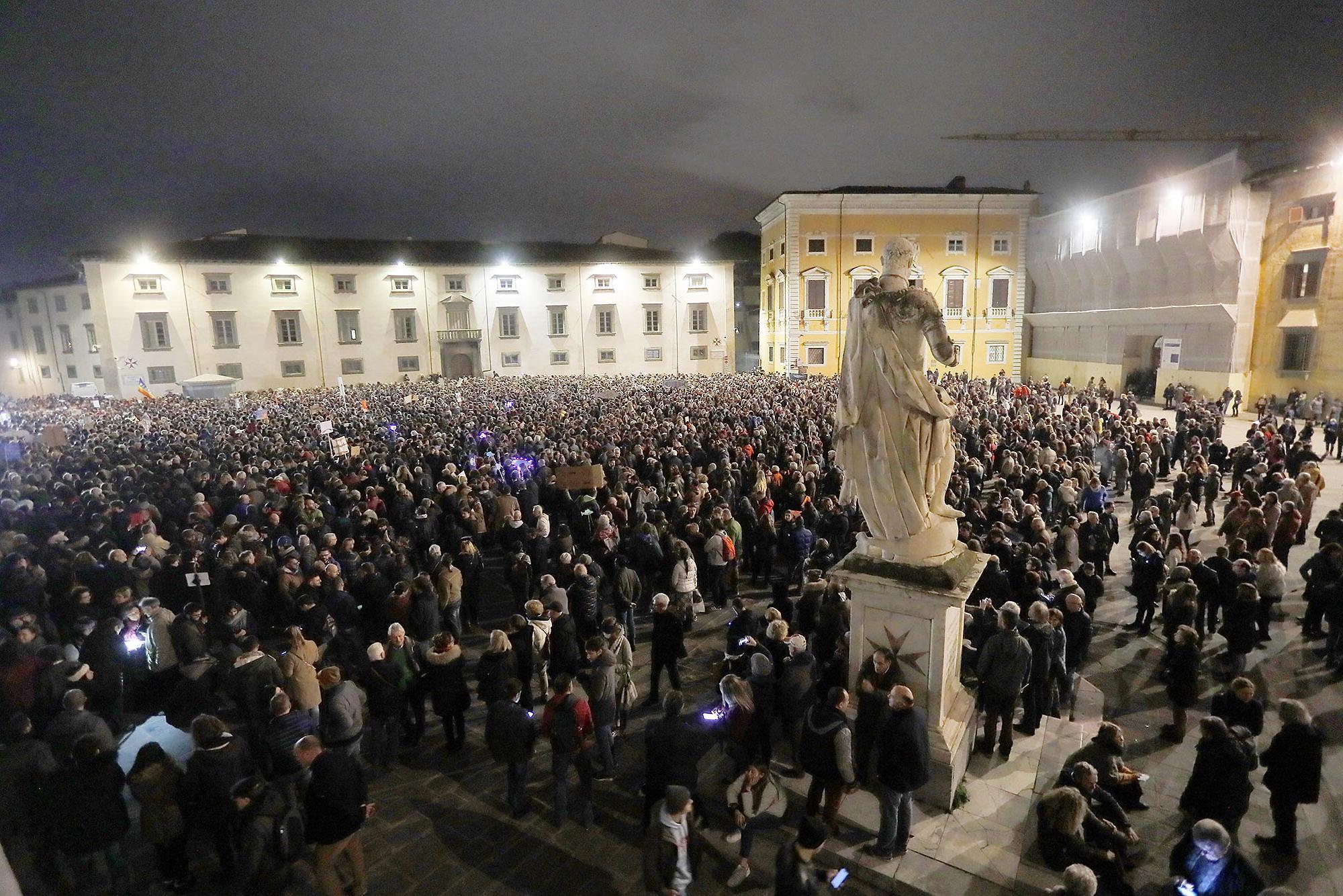 Prof in classe con una sardina di cartone, scatta la protesta dei genitori