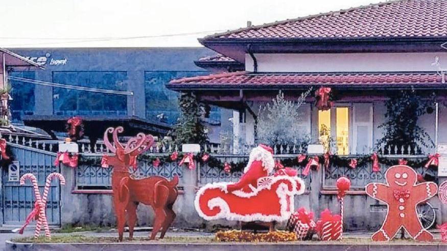 La famiglia che ogni anno addobba la Statale Aurelia