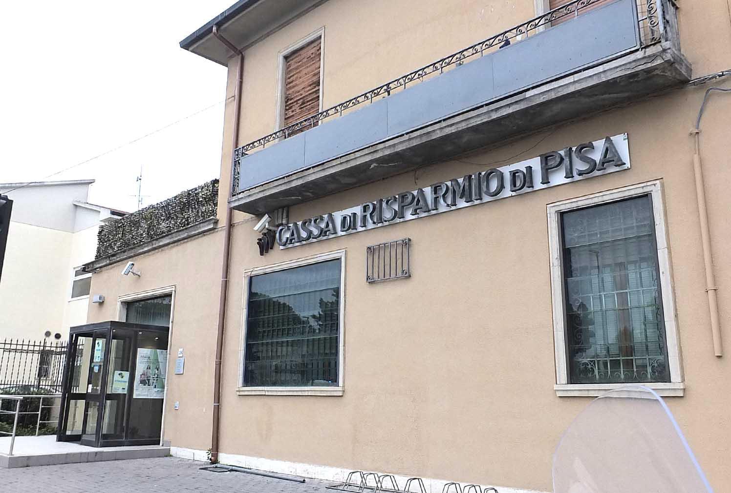 La banca dentro la quale il cliente ha estratto un coltello (foto Muzzi)
