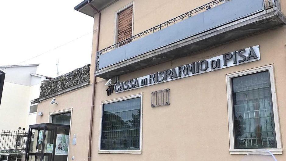 La filiale del Banco Bpm, ex Cassa di Risparmio di Pisa, dove ieri il pensionato ha minacciato le impiegate con un coltello