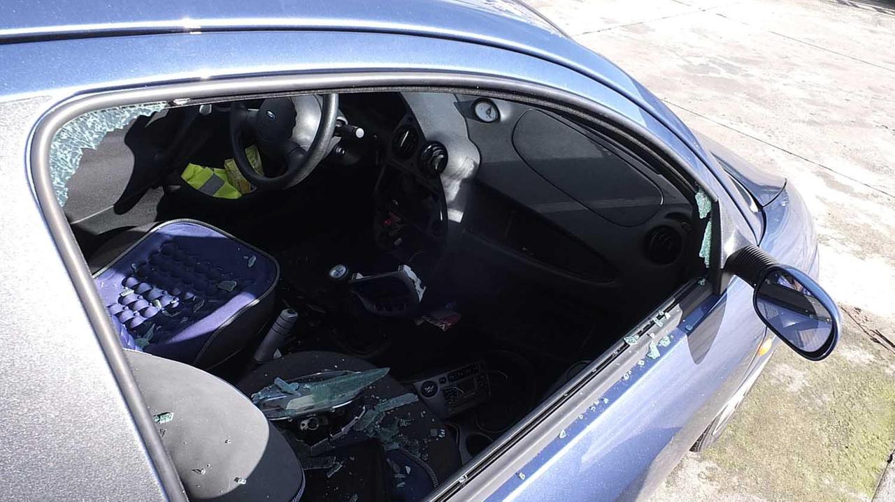 Un'auto col finestrino spaccato dai ladri (foto d'archivio)