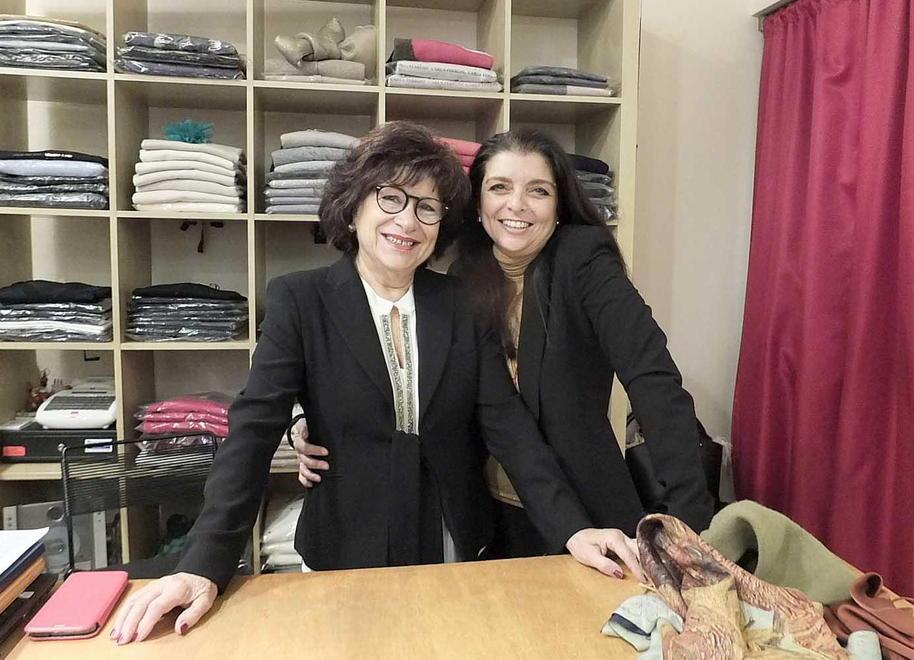 Giuliana Bellomini insieme alla figlia Laura dietro il bancone del proprio negozio, “Giuli Boutique”, ex “Punto Nave”, in via Queirolo a Pisa