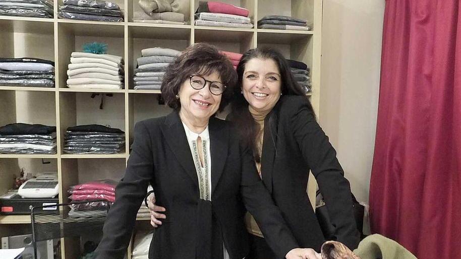 Giuliana Bellomini insieme alla figlia Laura dietro il bancone del proprio negozio, “Giuli Boutique”, ex “Punto Nave”, in via Queirolo a Pisa