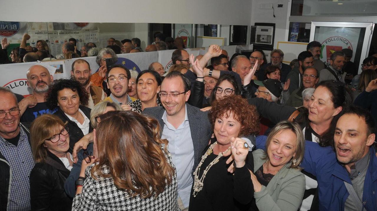 Tanti follonichesi esultanti dopo il risultato elettorale della primavera scorsa