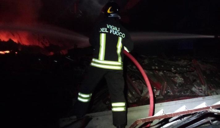 Un vigile del fuoco in azione (foto d'archivio)