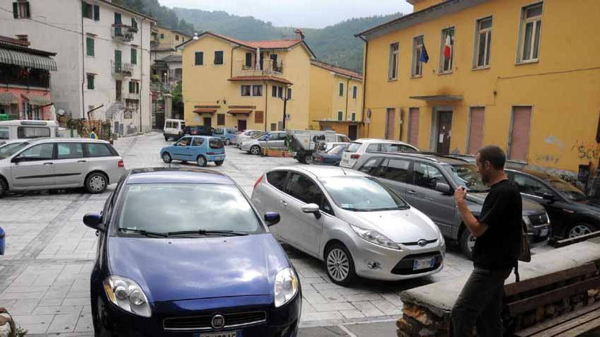 «Sosta selvaggia in paese, bus bloccato a Colonnata»