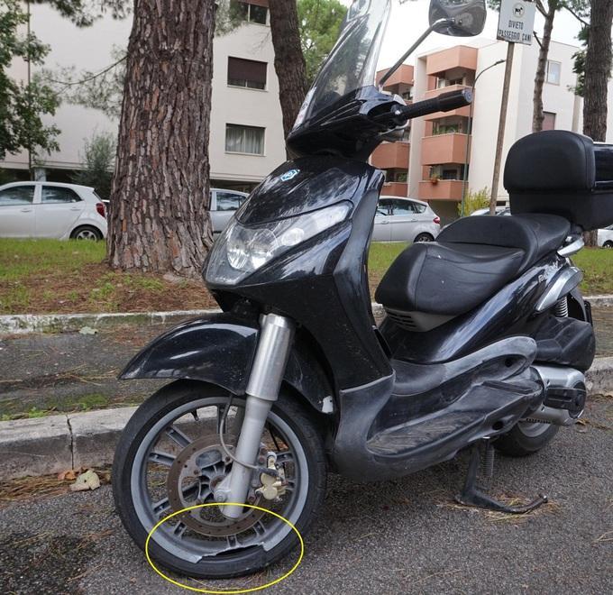 Perde il controllo dello scooter cade e si perfora un polmone 