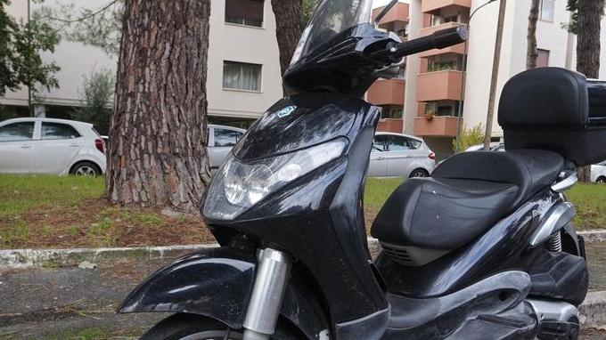 Perde il controllo dello scooter cade e si perfora un polmone