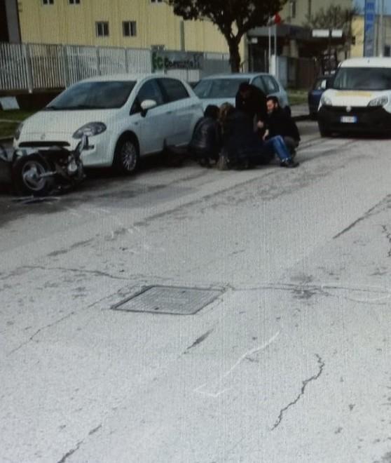 Scooterista contro auto finisce in ospedale