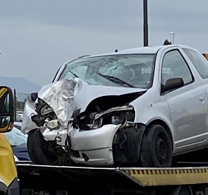 Va con l’auto contro un albero gravissimo l’automobilista