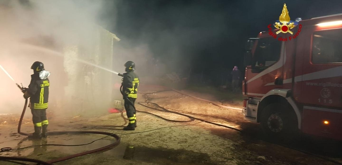 Incendi distruggono due fienili vigili del fuoco impegnati per ore
