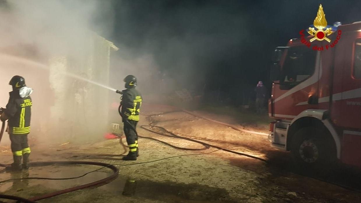 Incendi distruggono due fienili vigili del fuoco impegnati per ore