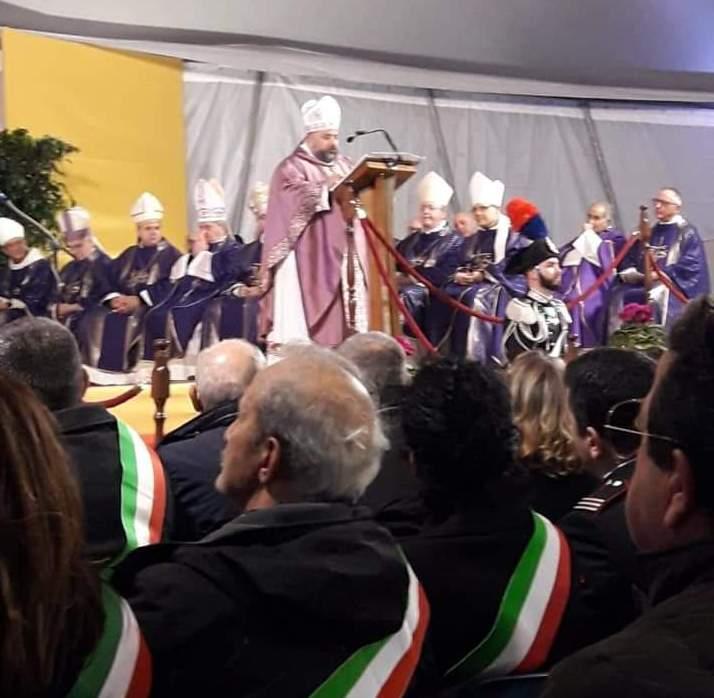 Il cardinale Becciu benedice l’abate 
