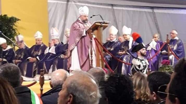 Il cardinale Becciu benedice l’abate 