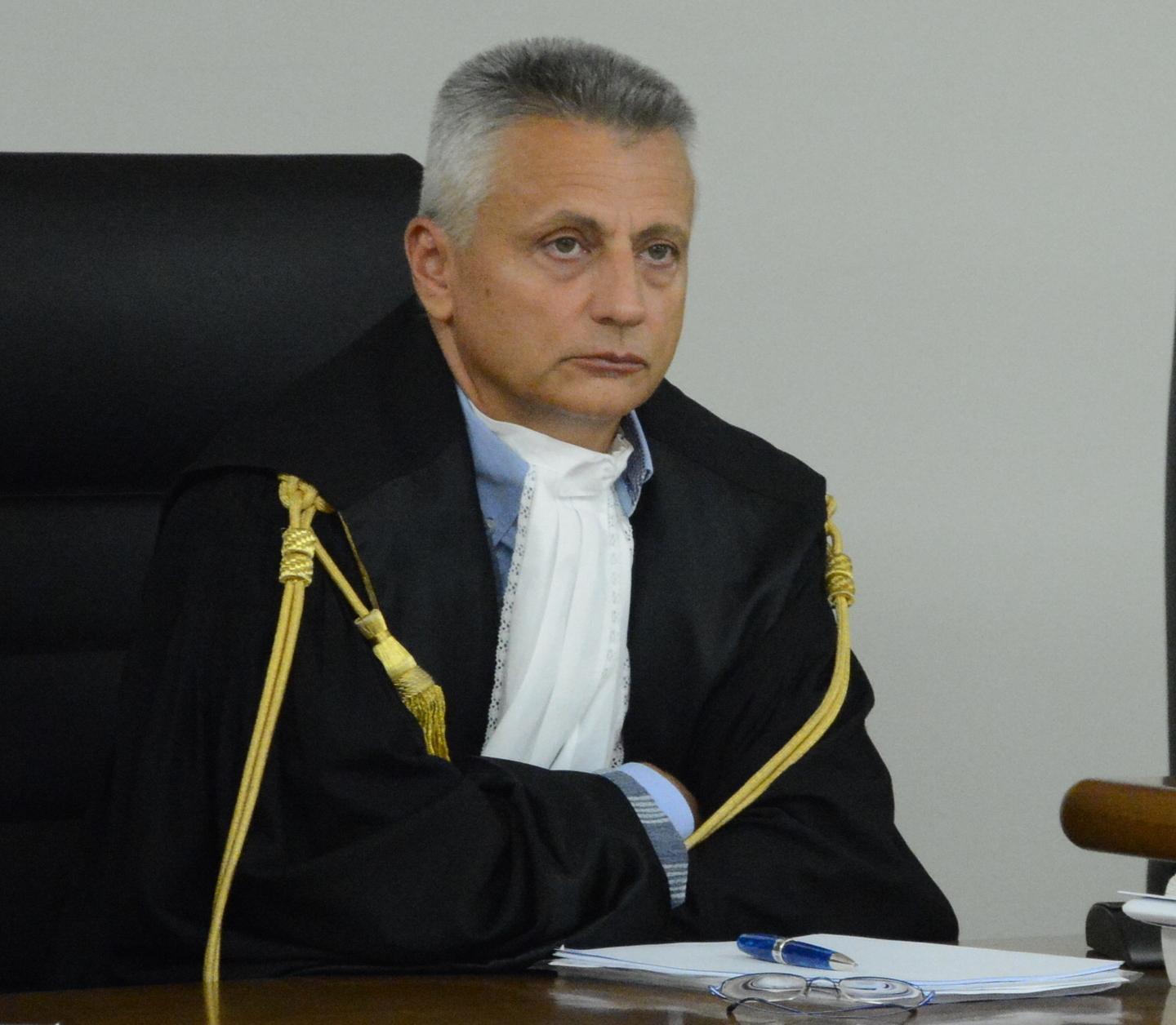 L’albero della solidarietà illumina il tribunale 